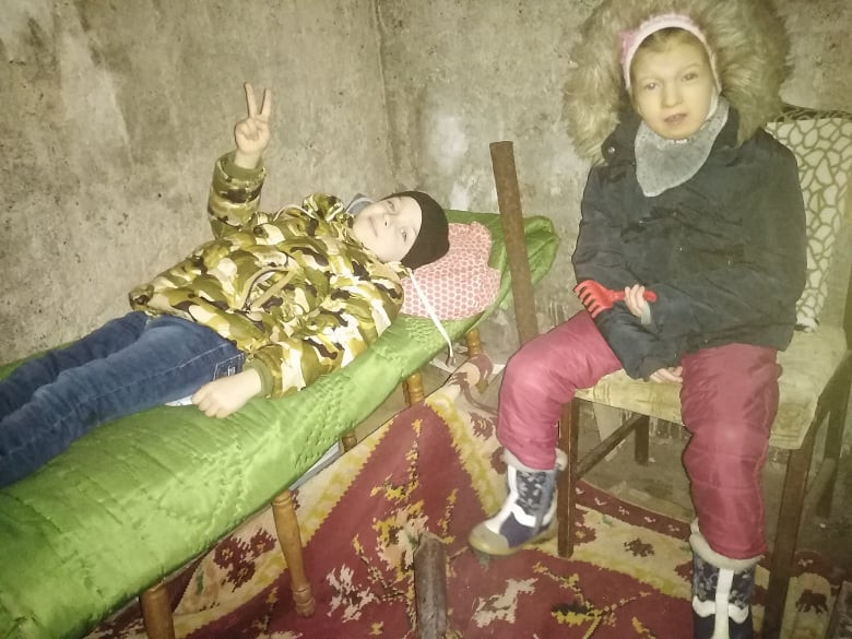 Jarka i jej brat Mikita w schronie w Charkowie