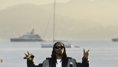 Egy híján húsz! Aranyos képpel ünnepelte Snoop Dogg 19. házassági évfordulóját