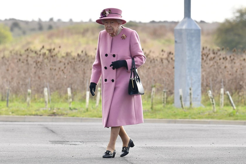 Anglia: Elżbieta II przerwała izolację. Na spotkaniu nie miała maseczki