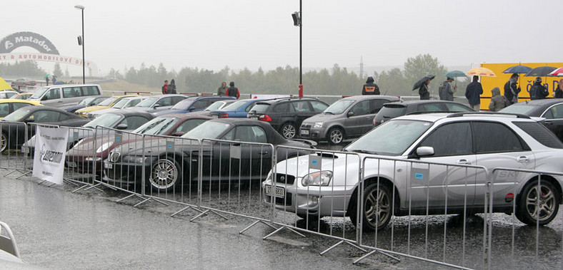 Autodrom Most: sportowe rakiety w deszczu (fotogaleria)