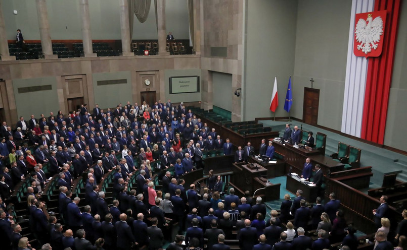 Sejm nie poparł wniosku opozycji o odrzucenie w pierwszym czytaniu projektu PiS w sprawie finansowania tzw. trzynastych emerytur z Funduszu Solidarnościowego. W nocy z wtorku na środę projekt skierowano do dalszych prac w Komisji Finansów Publicznych.