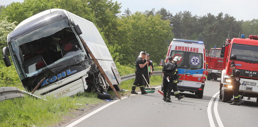 Autokar z turystami zderzył się z osobówką. Jedna osoba nie żyje