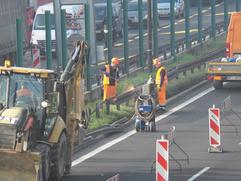 Kierowcy, którzy rano usiłowali zdążyć rano na 9.00 do pracy raczej nie nucili "Snu o Warszawie" Czesława Niemena. Wjeżdżając z ulicy Modlińskiej na Trasę Toruńską już chwilę po 8.00 tkwili w korku, który rozpoczynał się jeszcze przed elektrociepłownią. Z minuty na minutę sznur aut widoczny we wstecznym lusterku stawał się dłuższy.