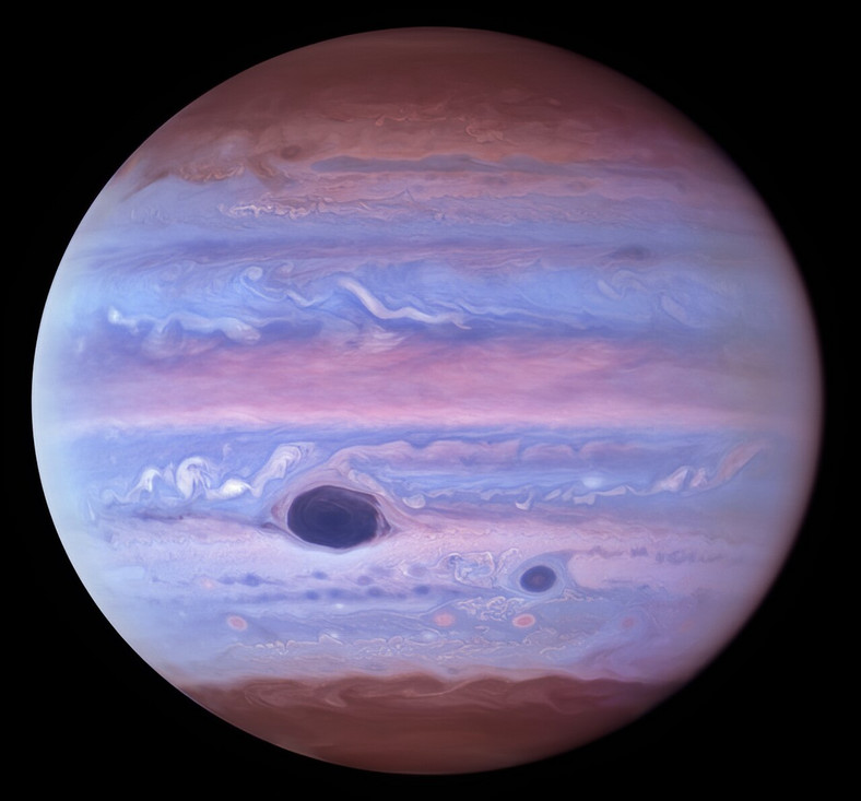 Jowisz w świetle ultrafioletowym na obrazie z Kosmicznego Teleskopu Hubble'a (foto: NASA/ESA/NOIRLab/NSF/AURA/M.H. Wong and I. de Pater (UC Berkeley) et al.Acknowledgments: M. Zamani)