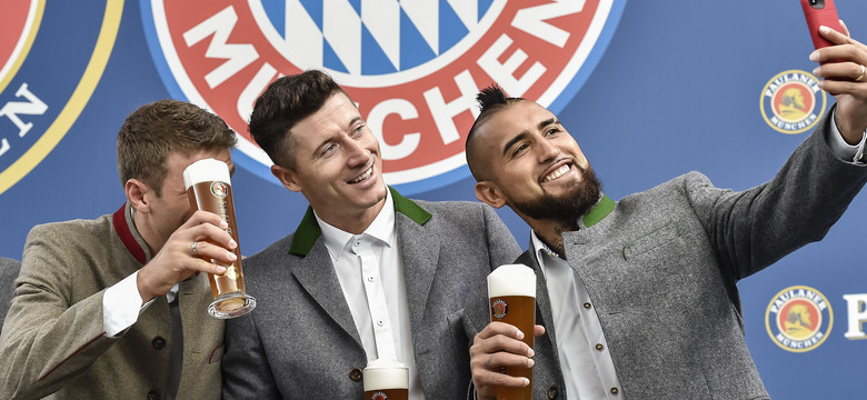 Robert Lewandowski i Bayern Monachium w sesji z piwem przed Oktoberfestem