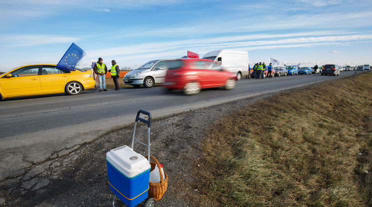 Forgalomlassító demonstráció a 86-os főúton / MTI/Varga György