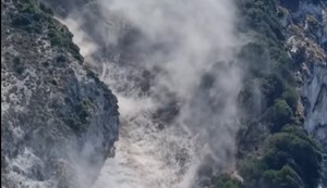 Odron na grčkoj plaži Mirtos