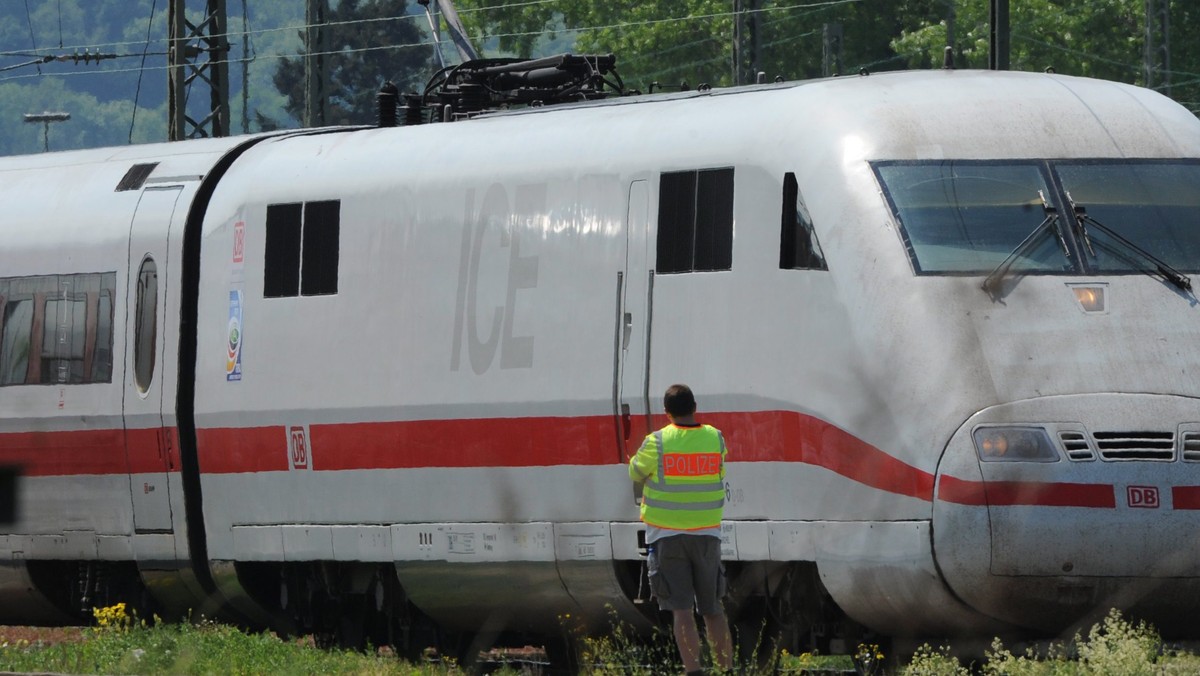 Niemiecka policja zatrzymała i ewakuowała pociąg pasażerski w obawie przed atakiem terrorystycznym - podała niemiecka agencja dpa. Powodem tej akcji była znaleziona w wagonie restauracyjnym płyta CD z napisem: "Allah zabije nas wszystkich".