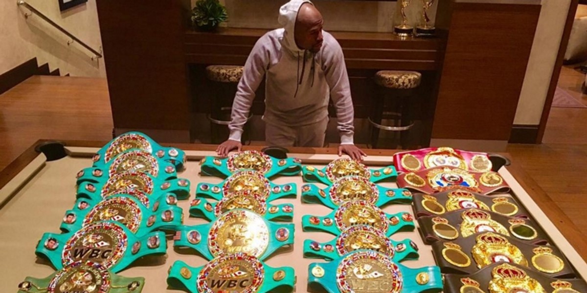 Floyd Mayweather Jr pokazał wszystkie swoje pasy!