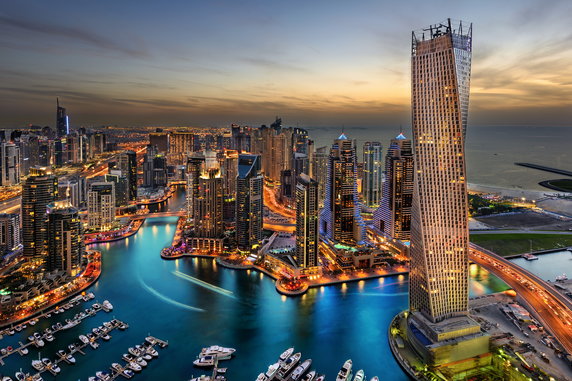 Dubai Marina dzisiaj — dzielnica Dubaju pełna wieżowców 