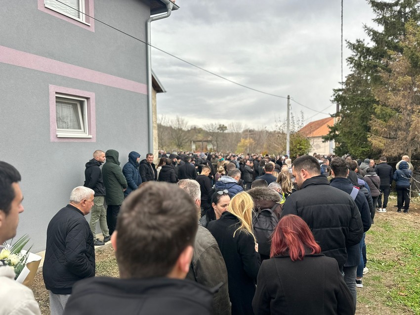 Nepregledna kolona ljudi 