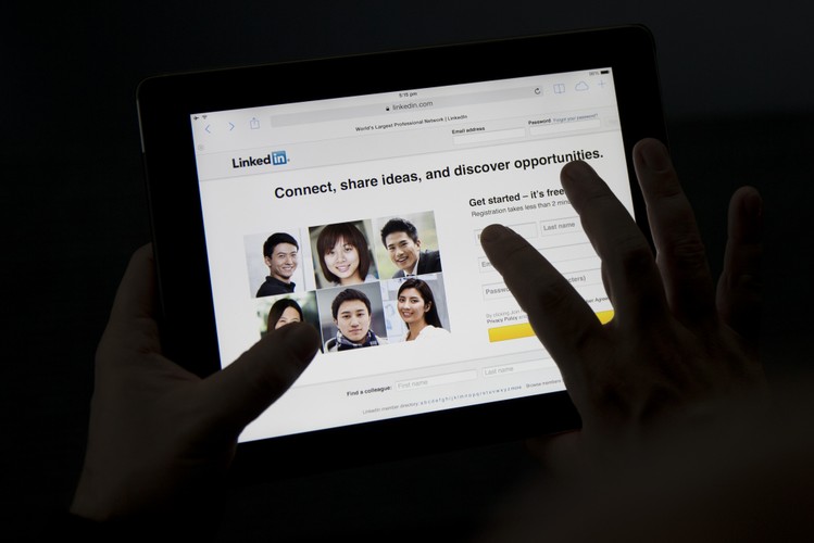 Postaraj się zdobyć jak najwięcej rekomendacji od przełożonych, współpracowników i partnerów biznesowych. Najprostszy sposób to udzielanie rekomendacji innym użytkownikom - dokładnie tak, jak w przypadku potwierdzania umiejętności. Jeśli bardzo ci zależy na referencjach od konkretnej osoby, poproś o nie. Najcenniejsze rekomendacje są od przełożonych i podwładnych. Bogaty profil pełen pozytywnych rekomendacji stawia cię w pozytywnym świetle, dodaje wiarygodności i daje przewagę nad innymi kandydatami.