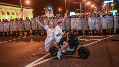 Starcia demonstrantów z policją na Białorusi. Hymnem protestów stała się polska pieśń