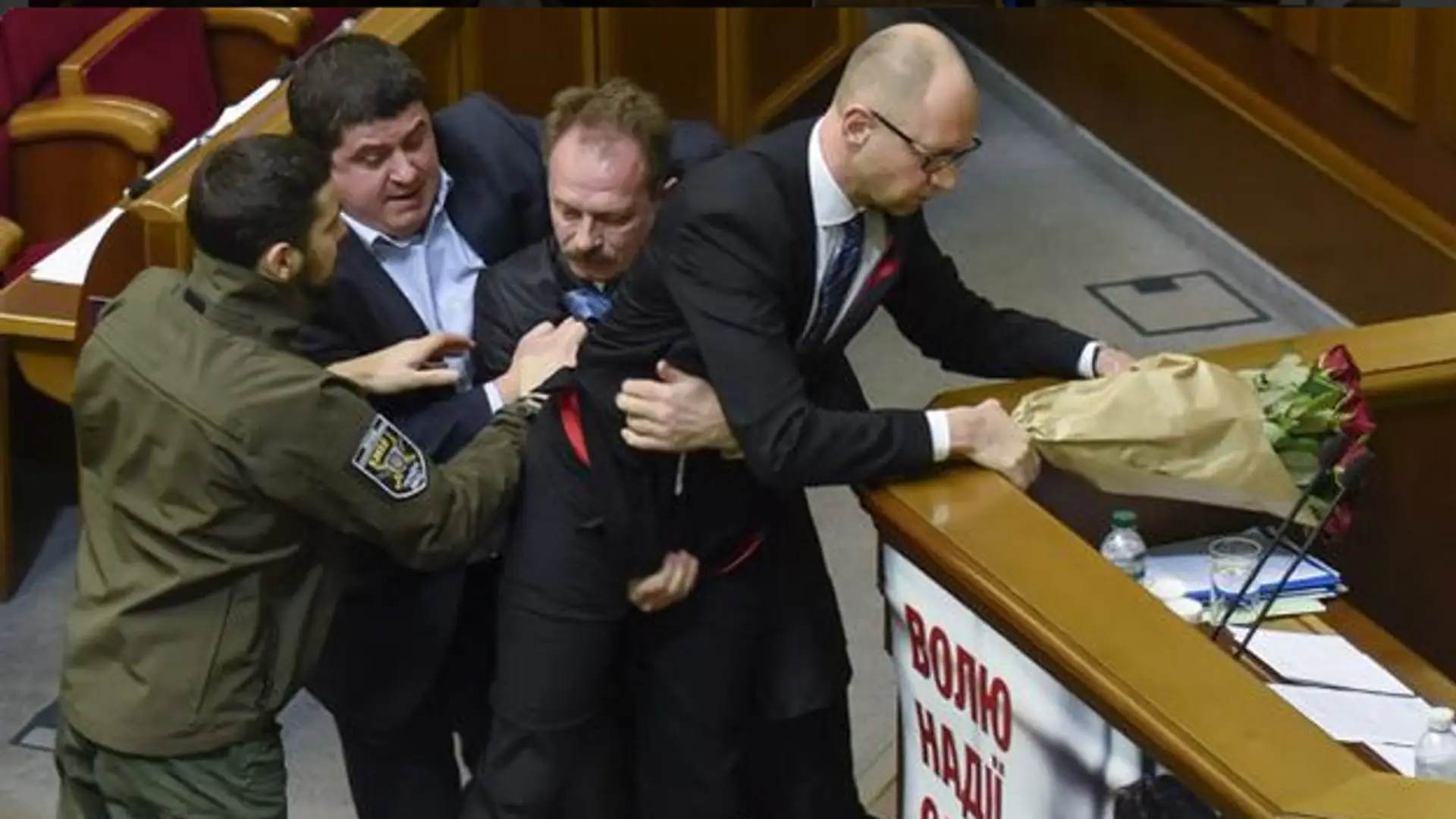 Bójka w ukraińskim parlamencie. Poseł chciał wynieść premiera