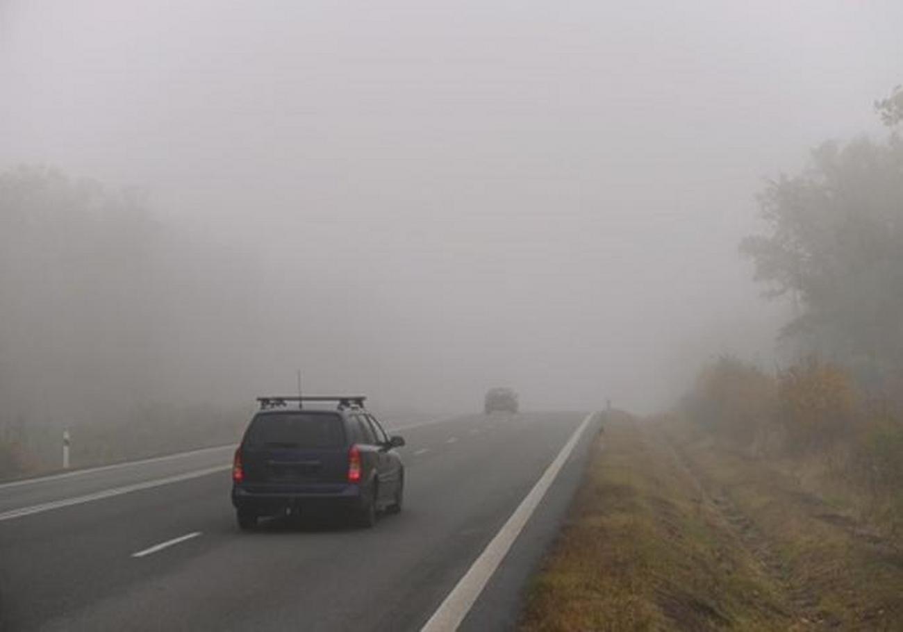 Oprez zbog magle! Na Čestobrodici vidljivost smanjena na 50 metara, kamioni na Batrovcima čekaju sedam sati