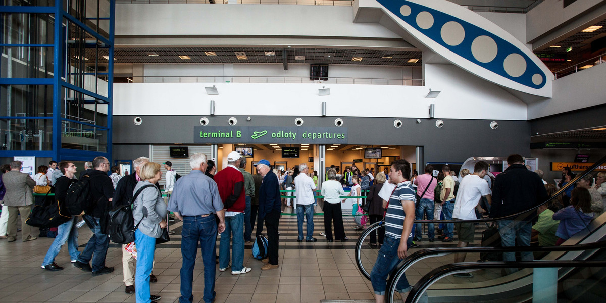 Katowice. Na lotnisku w Pyrzowicach koczuje 180 paseżerów lotu do Grecji 