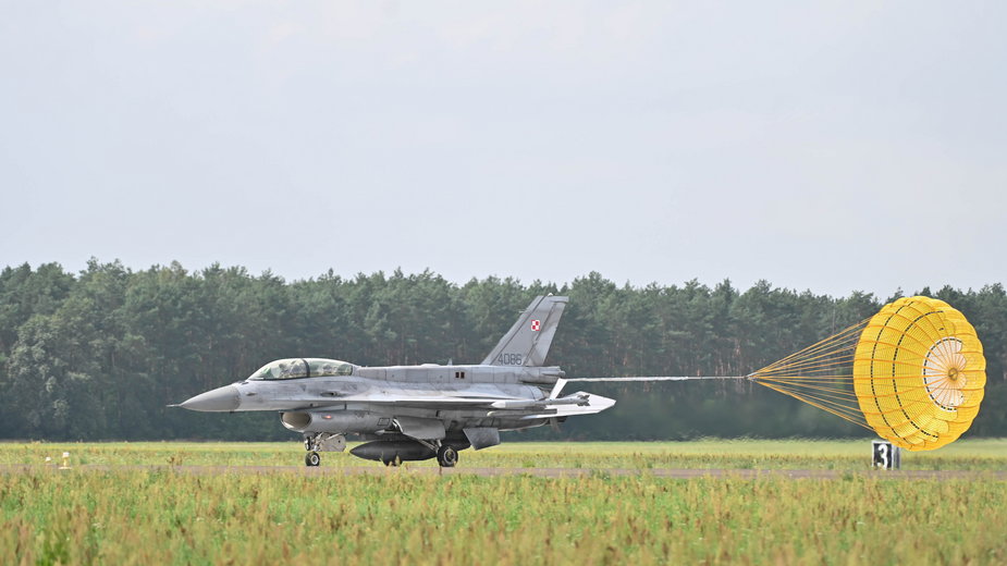 F-16 lądujący w bazie w Łasku