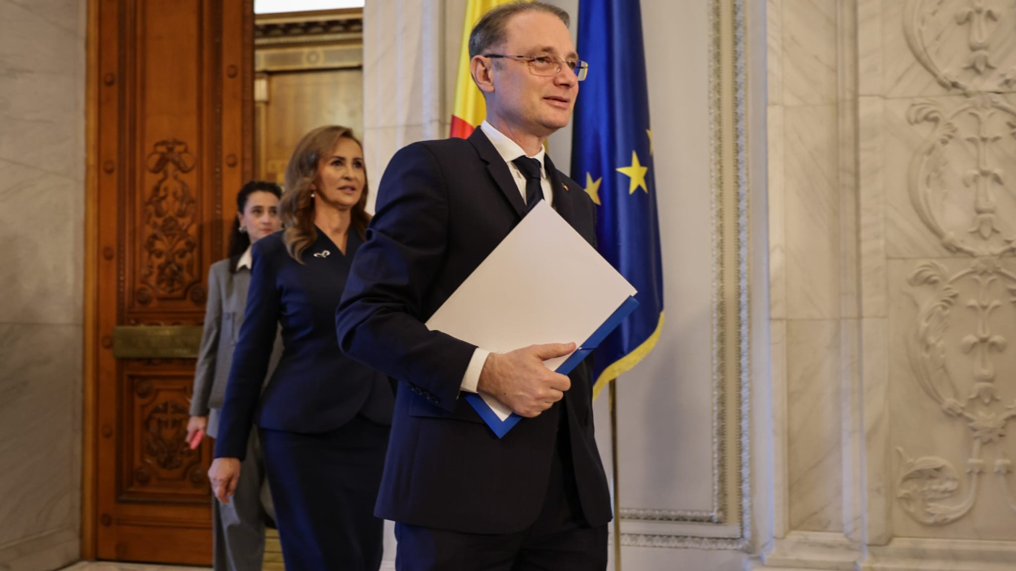 Descentralizarea școlilor, reducerea birocrației și prevenirea analfabetismului funcțional, printre măsurile programului de guvernare al premierului Luca Niculescu pentru Educație