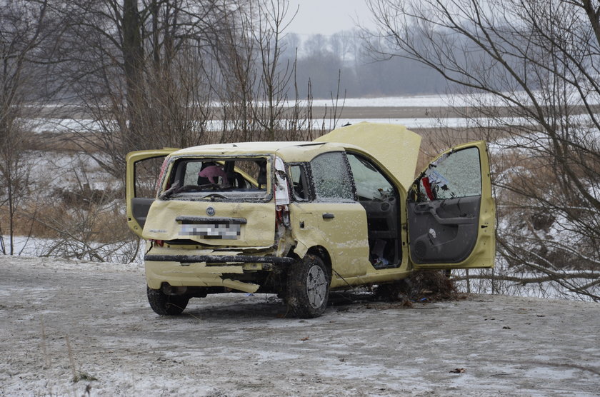 Auto wjechało do rzeki