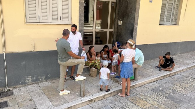Odmor ispred Srpske kuće na Krfu 
