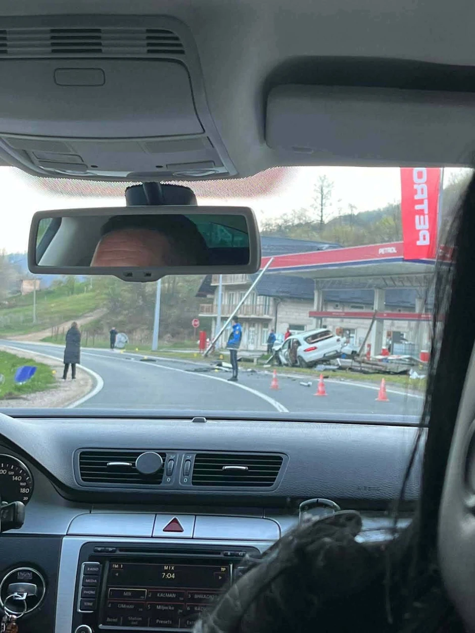 “porše” udario u benzinsku pumpu