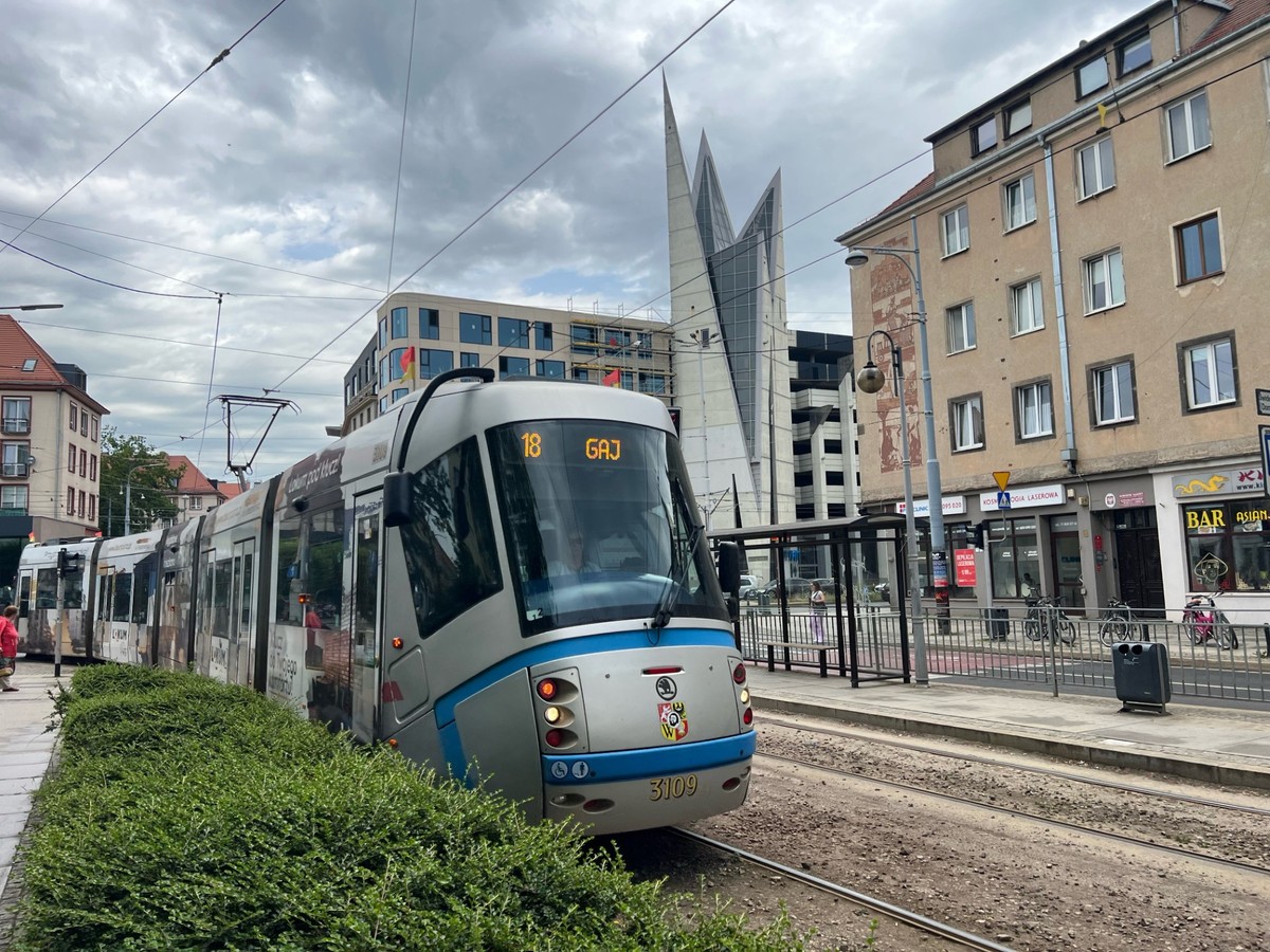 Dramatyczne chwile na przystanku we Wrocławiu. Pasażer tramwaju walczy o życie