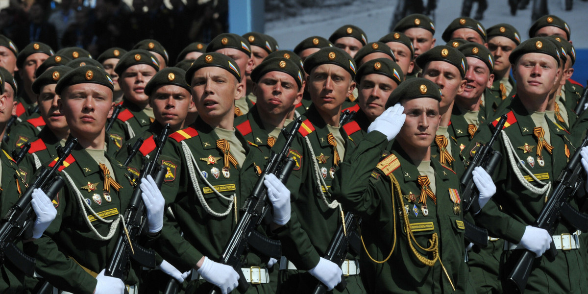 Rosyjscy żołnierze na paradzie w Moskwie (zdjęcie ilustracyjne).