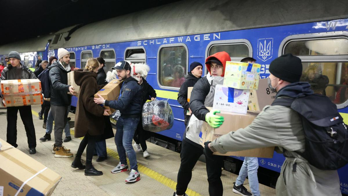 Pociąg z pomocą dla Ukrainy wyrusza z dworca Warszawa Wschodnia.