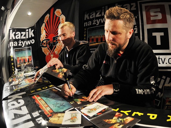 Kazik Na Żywo odbiera złoto i podpisuje 'Bar La Curva'