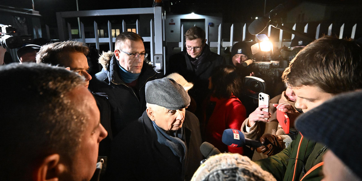 Jarosław Kaczyński przed aresztem śledczym, do którego trafili Kamiński i Wąsik.