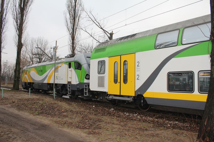 Pesa nigdy wcześniej nie produkowała piętrusów. Warunek postawiony przez Koleje Mazowieckie był taki, żeby lokomotywy Gama i wagony Sundeck bydgoskiej Pesy współpracowały z piętrowym taborem Bombardiera, czyli lokomotywami Traxx i wagonami Twindexx. W tym celu pojazdy były testowane pod względem kompatybilności. Efekt jest taki, że przewoźnik będzie mógł składać zestawy pasażerskie z taboru obu producentów. Możliwe konfiguracje to: lokomotywa i wagon sterowniczy Pesy, a do tego wagony środkowe Bombardiera (taki układ znajduje się na zdjęciu obok) albo lokomotywa i wagon sterowniczy Bombardiera, a wagony środkowe Pesy.