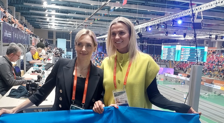 Natalija Dobrynska (z prawej) i Olha Saładucha, ukraińskie medalistki olimpijskie w siedmioboju i trójskoku, podczas HME 2023 w Stambule