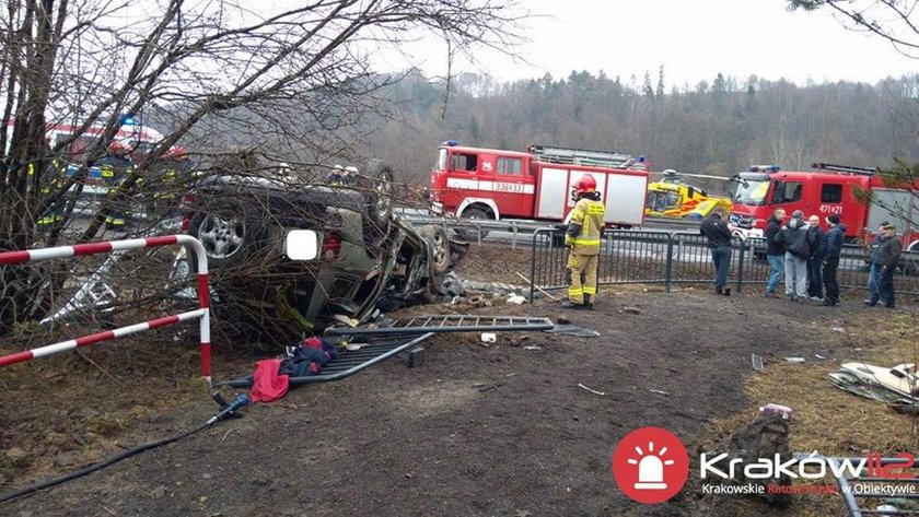 Auto wypadło z zakopianki. Trzy osoby ciężko ranne