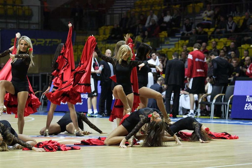 Ależ oni mają boskie cheerleaderki!