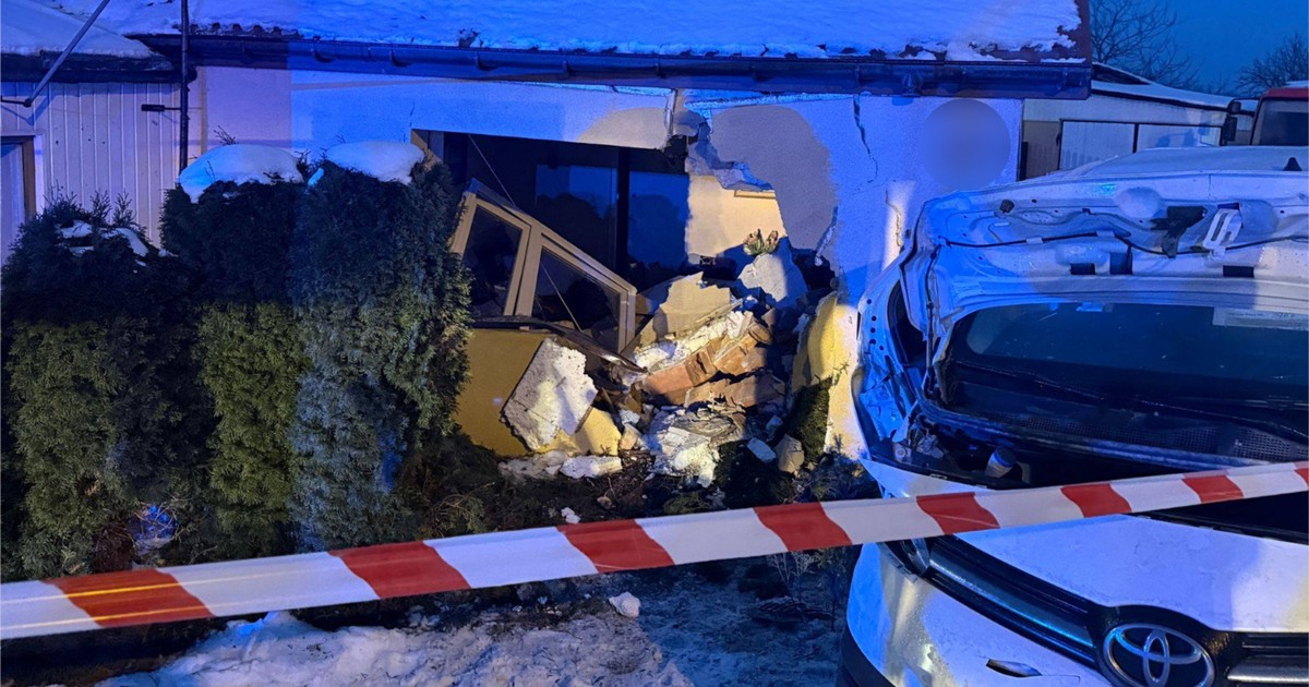 Toyota rozbiła się o dom w Płocku, są ranni