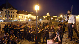 Tüntetés a Sándor-palotánál: a Momentumot nem engedik be az épülethez – Tudósítás és fotók a helyszínről