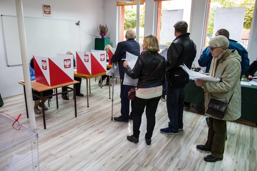 Wybory samorządowe 2018. Długie kolejki w komisjach wyborczych