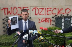 Imiona nieżyjących nastolatków LGBT na gmachu MEN. Piontkowski: Barbarzyńcy niszczą zabytki