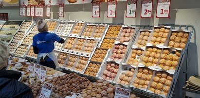 Tłusty czwartek. Pączki w Auchan - ile trzeba za nie zapłacić?