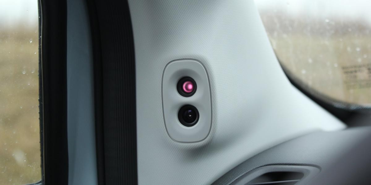 Vo všetkých nových automobiloch už teraz nájdete takéto kamery sledujúce pozornosť vodiča. Softvér sa teraz postará aj o identifikovanie opitého vodiča.