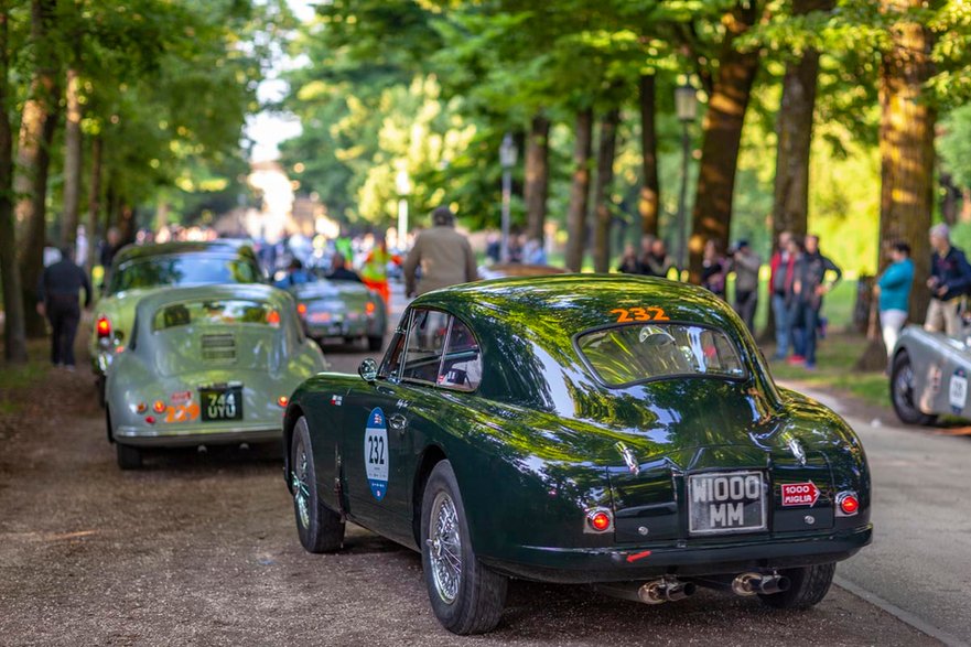 Samochody Aston Martin stojące w garażu biorą udział w wyścigach w całej Europie