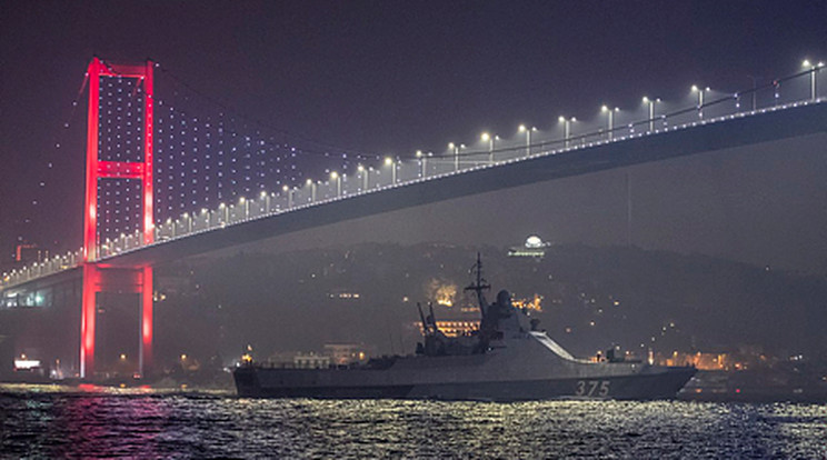 Ezen a fotón még az orosz haditengerészet Dmitrij Rogacsev 375 nevű járőrhajója halad át az orosz-ukrán konfliktus közepette a Boszporuszon a Július 15. vértanúinak hídja alatt Isztambulban 2022. február 16-án/  Fotó: MTI/EPA/Erdem Sahin