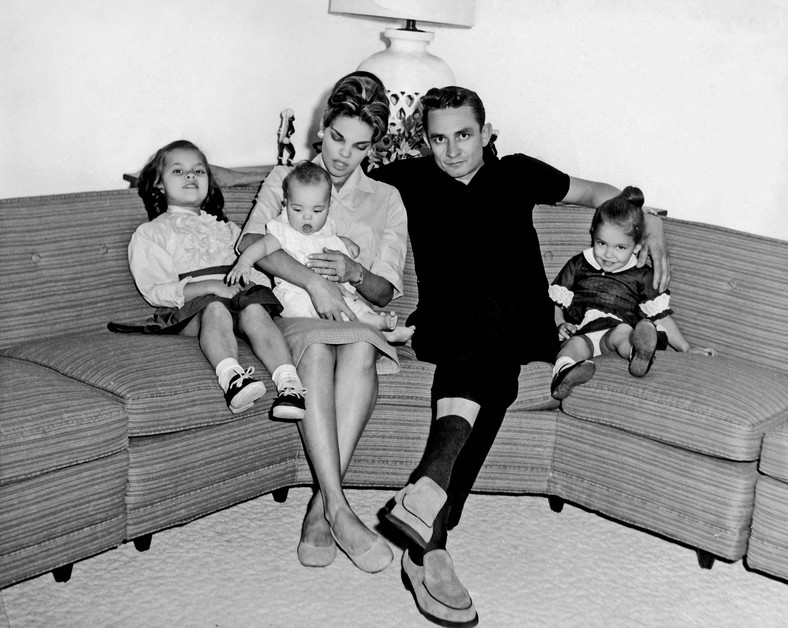 "Moja kochana Vivian": Johnny i Vivian Cash wraz z córkami