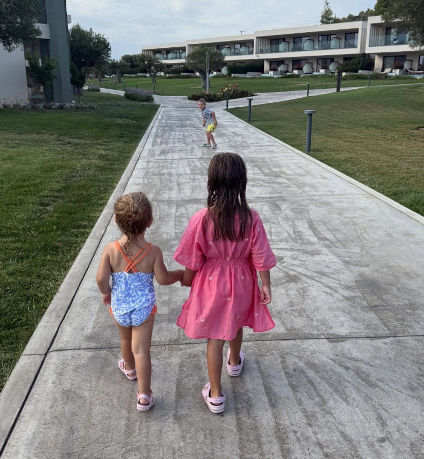 Marijana Mićić sa ćerkicama u Grčkoj