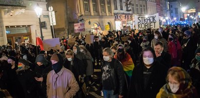 Protest przed kurią i mieszkaniem kard. Stanisława Dziwisza