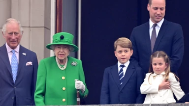 Rodzina królewska po raz kolejny na balkonie. Niespodziewanie pojawiła się królowa Elżbieta II