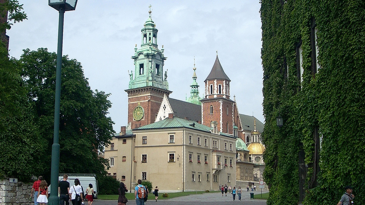 W Katedrze Wawelskiej trwają przygotowania do przyjęcia pielgrzymów, którzy przyjadą w czasie Światowych Dni Młodzieży. Z myślą o nich 1 maja uruchomiona zostanie nowa odsłona strony internetowej, działa już "edbox" umożliwiający pobranie informacji o świątyni na urządzenia mobilne.