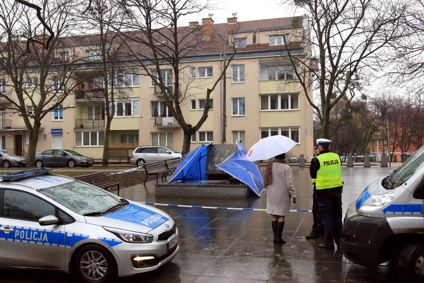 Przewrócono pomnik ks. Jankowskiego w Gdańsku