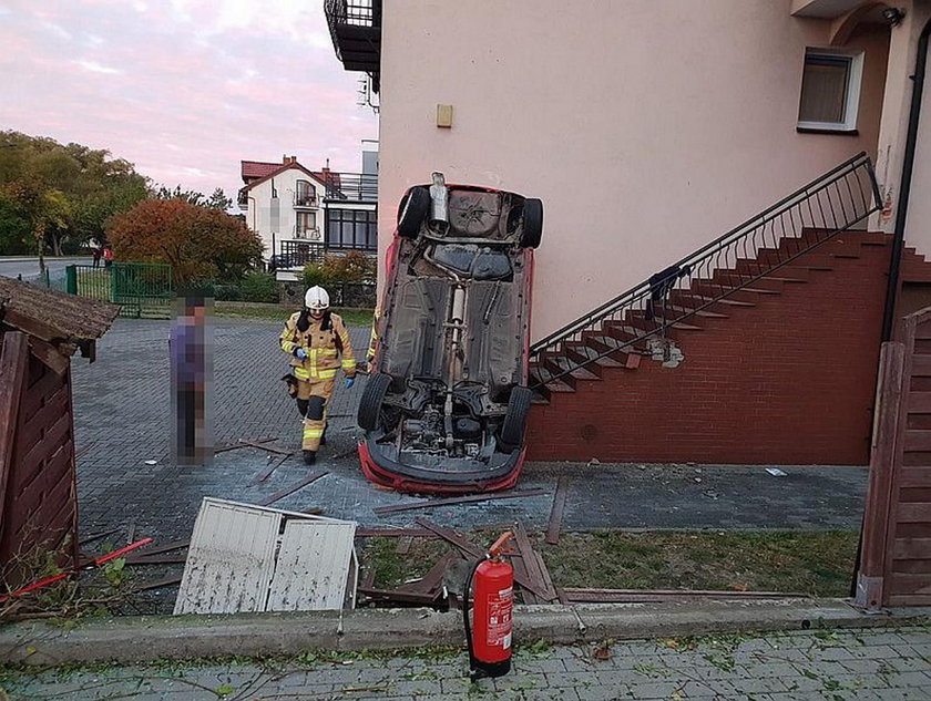 Wypadek w Chałupach. Kobieta zasnęła za kierownicą