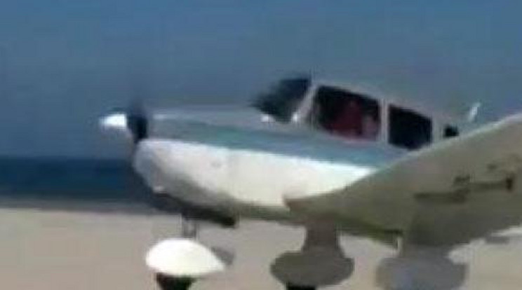 Centikre húzott el a strandoló felett a repülő! – videó
